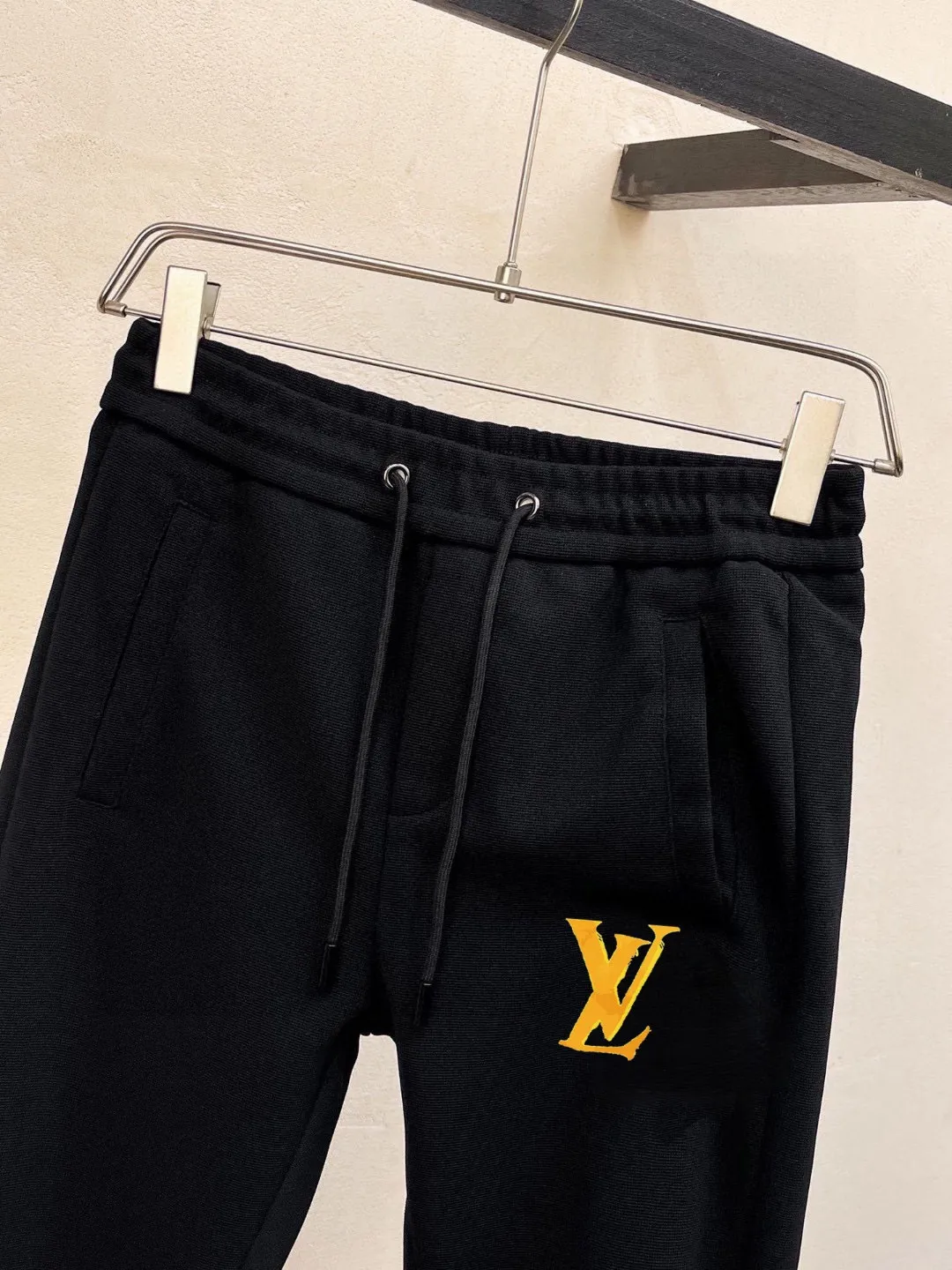 🅿️420 [LV Louis Vuitton] (Fat Man Gospel) hot-selling suit is coming. Focus on the original version of the official website. 2025 new hot-selling cardigan sweater suit. The original order is the best. 🇭🇰The meticulous work of top designers is dedicated to a fitting and perfect upper body effect. All-natural high-quality Roman cotton 100%, close-fitting comfort, noble and elegant! Original hardware embodies elegance and nobility! Counter size: M-5XL (maximum wear up to 220 pounds)